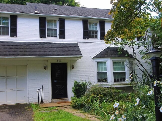 Primary Photo - 233 Forrest Ave