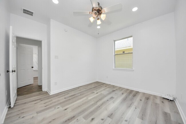 Building Photo - 7330 Jacobs Well Dr