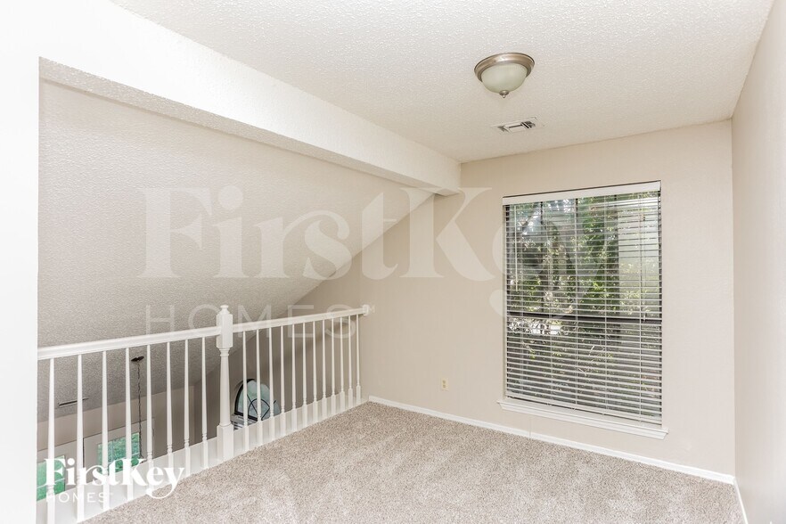 Building Photo - 7702 Clairmont Ave