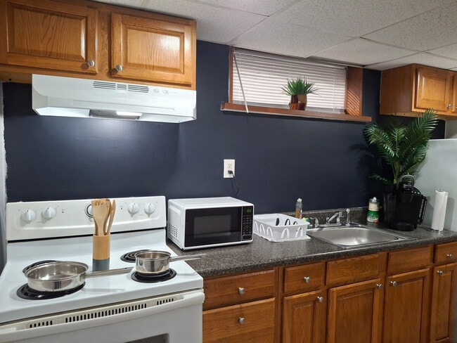 Building Photo - 37 Bancroft St