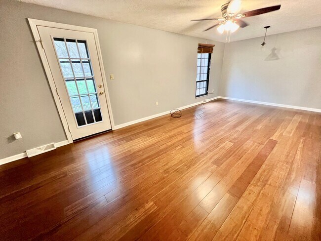 Building Photo - Sewickley Heights - Gorgeous Townhouse - 3...