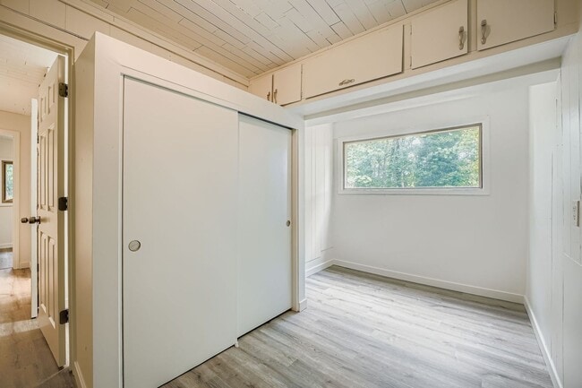 Building Photo - Bright & Charming  Home in White Center!