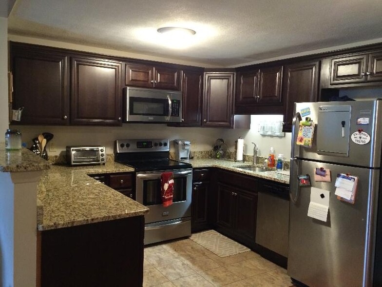 Nicely updated kitchen - 4 Albert Dr