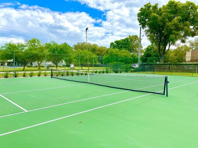 Building Photo - Hourglass District Condo - 2/2 with attached garage