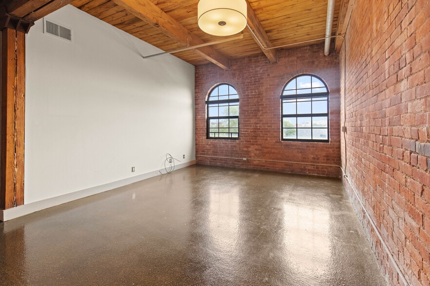 Building Photo - 6533 E Jefferson Ave