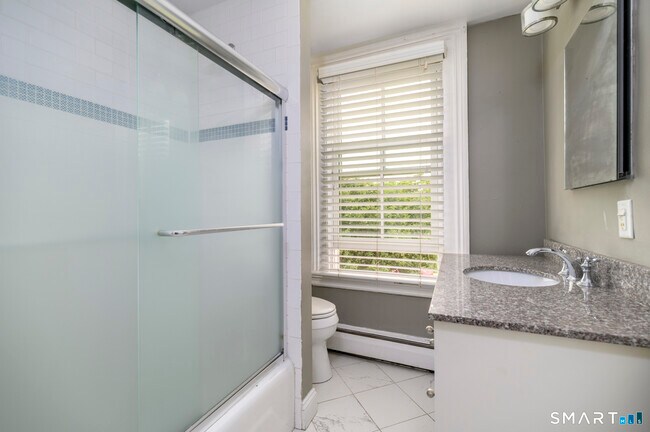 Building Photo - 18 Elm Tree Pl