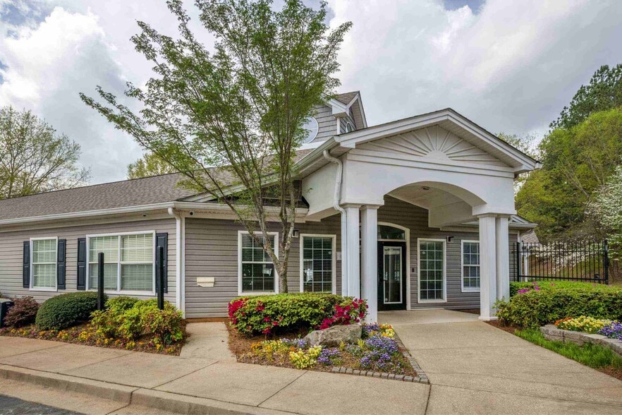 Building Photo - Eastlake Gardens