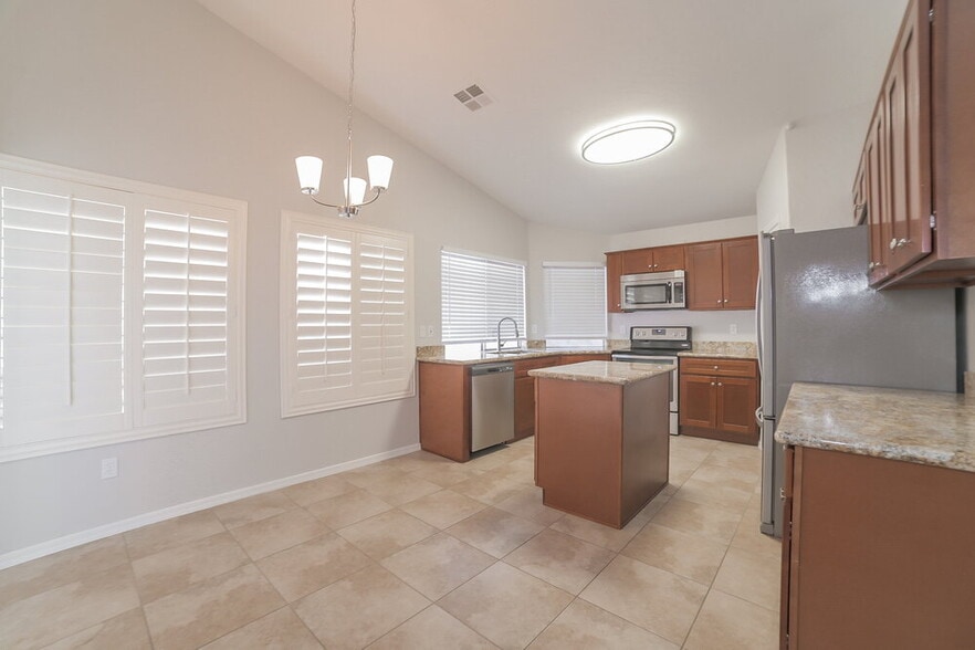 Building Photo - 323 N Ocean Dr