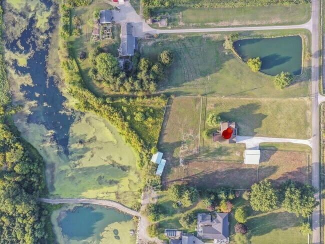 Building Photo - Your country retreat awaits!