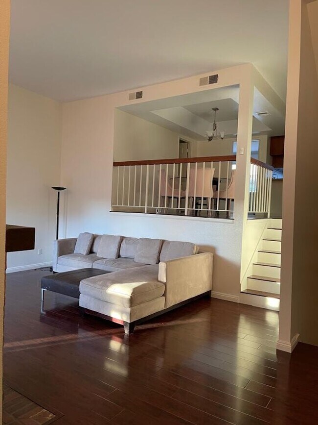 Building Photo - Furnished Tri-Level Townhome | 3BR/3BA | P...