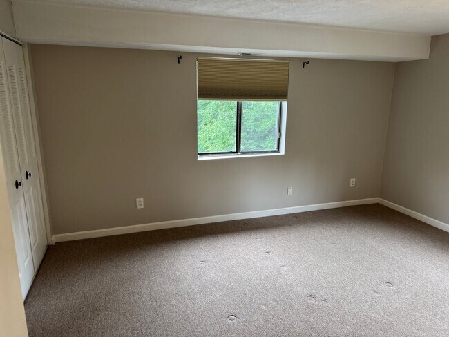 Building Photo - 2 Bedroom Condo for Rent - Tyngsboro