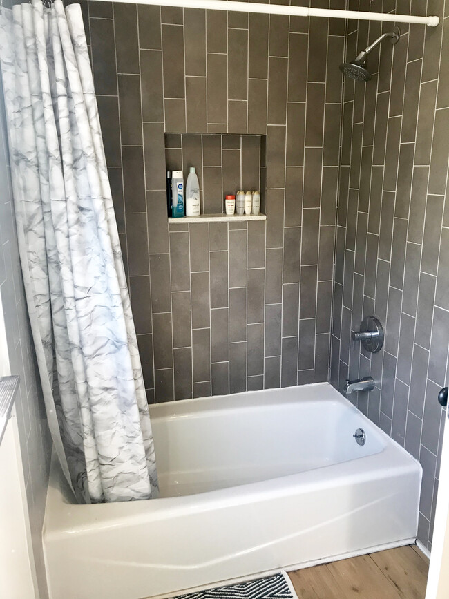 Full shower and tub - 1072 Amoroso Pl