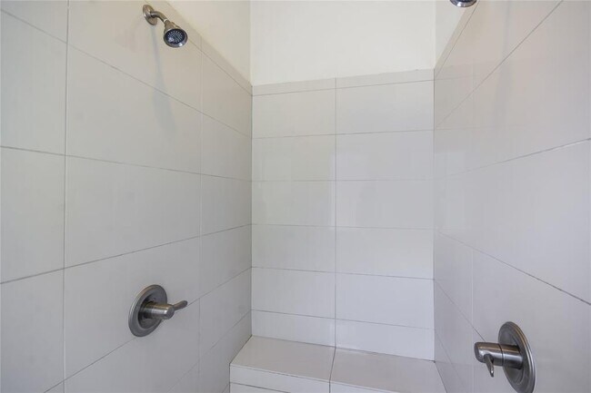 Building Photo - 18400 Lakepoint Cove