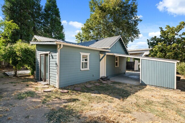 Building Photo - 531 Clay St