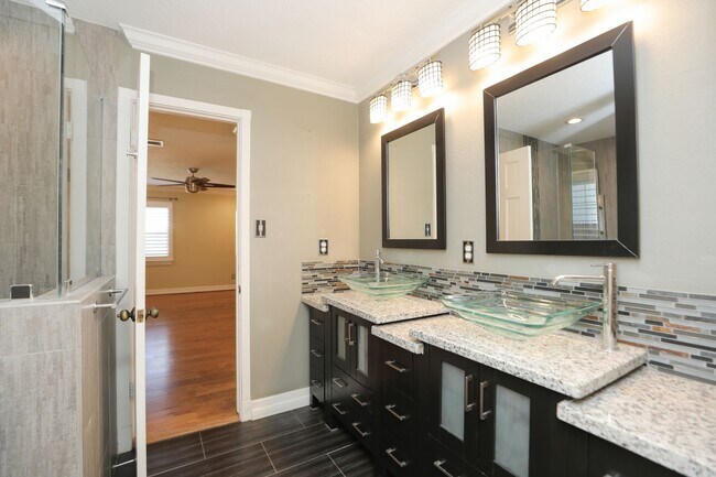 Building Photo - 722 Crossroads Dr