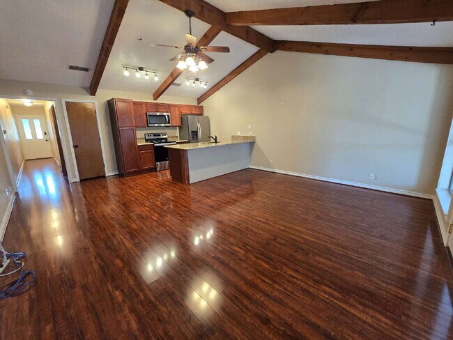 Building Photo - Stunning 1 Bedroom Condo with Gorgeous Views of Granbury Lake