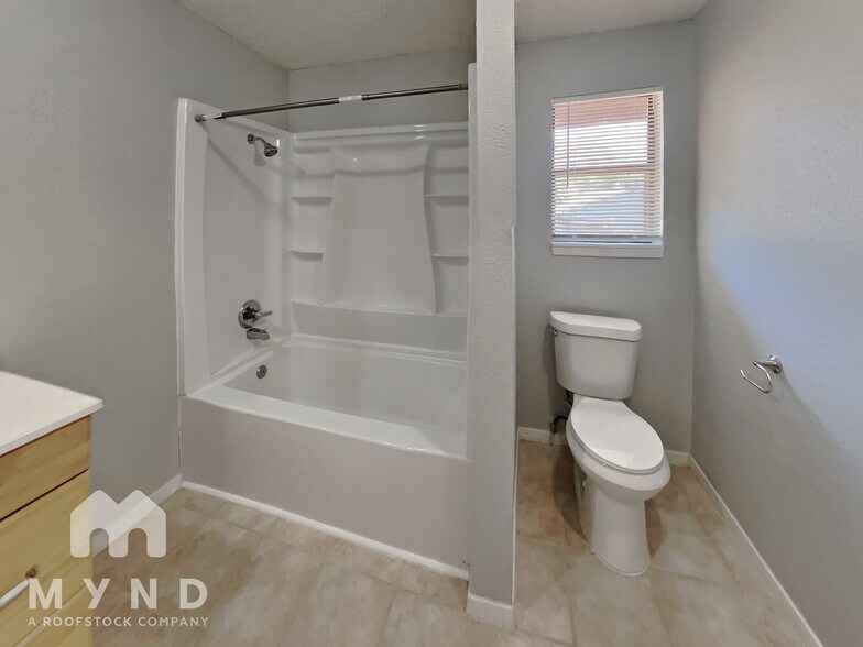 Building Photo - 807 Lakeview Ridge