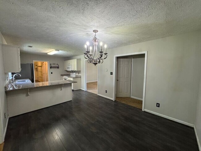 Building Photo - 4 bedroom 3 Bath Home