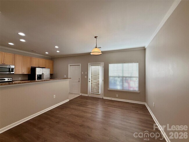 Building Photo - 933 Central Park Cir