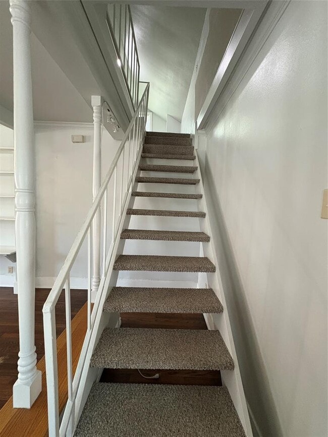 Building Photo - 915 W 29th St