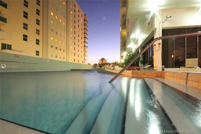 Building Photo - 9225 Collins Ave