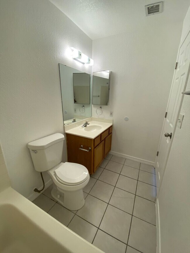Building Photo - Great 3 Bedroom Home in Golden Valley on Pavement!