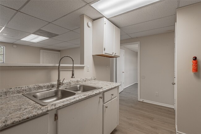 Building Photo - 626 University Ave