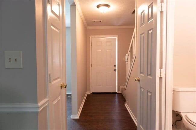 Building Photo - 721 Redland Dr