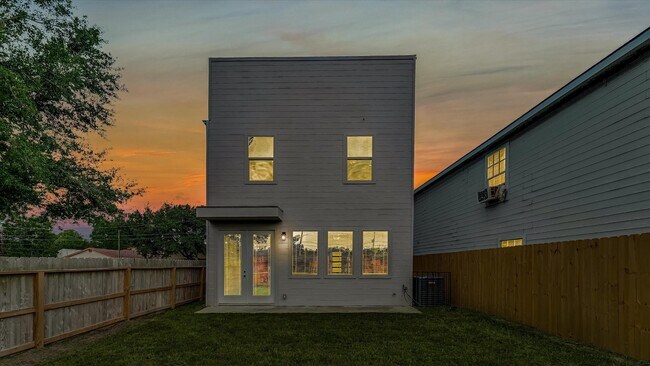 Building Photo - 6902 Apollo St