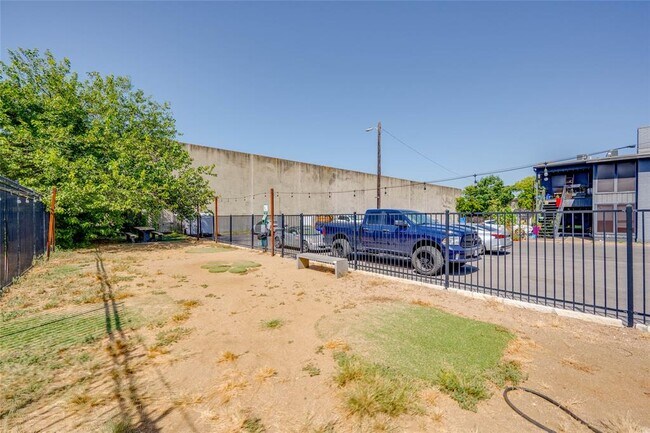 Building Photo - 909 Reinli St