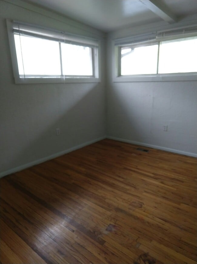Building Photo - 730 W 25th St