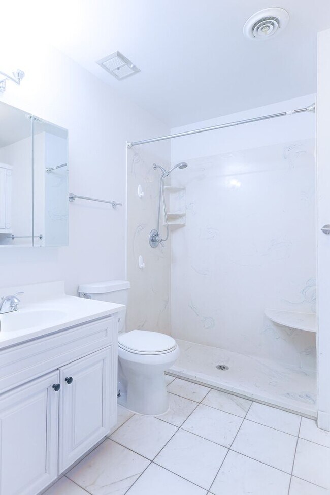 Building Photo - 3 BED CONDO,  WATER INCLUDED IN RENT