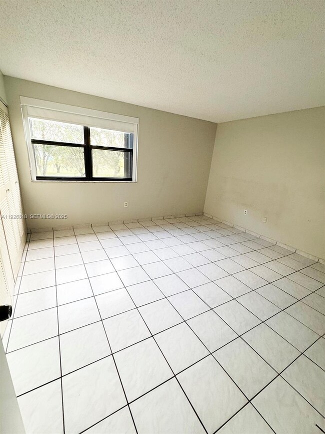 Building Photo - 400 W Park Dr