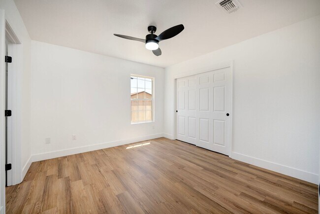 Building Photo - 2716 Yreka Ave