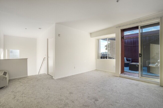 Building Photo - Little Italy Modern Townhome, 2 En Suite Bedrooms on Separate Levels, Private Roof Deck with Suns...
