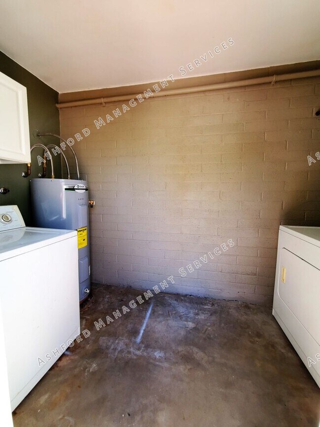 Building Photo - UPDATED 2 story townhome FOR RENT  **SAVE ...