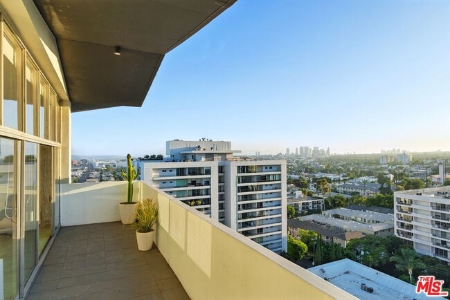 Building Photo - 1155 N La Cienega Blvd