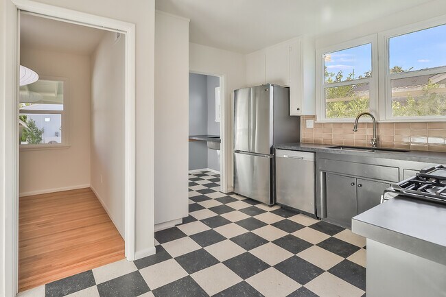 Building Photo - 19616 Victory Blvd