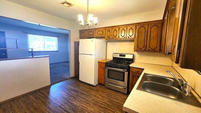 Building Photo - 3 Bed 1 Bath 1 Car Garage in the Leonhardt...