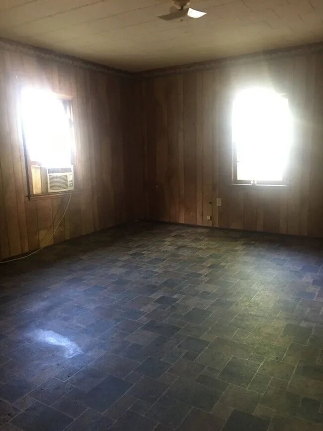 Building Photo - Charming 2-Bedroom Gem on River Street – Your Cozy Laurens Retreat!