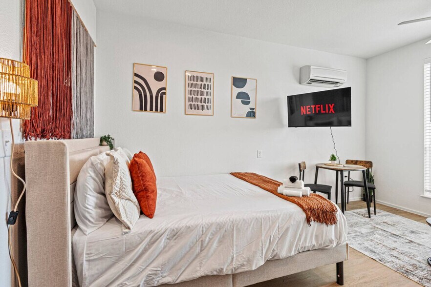 Building Photo - 596 W 9th St