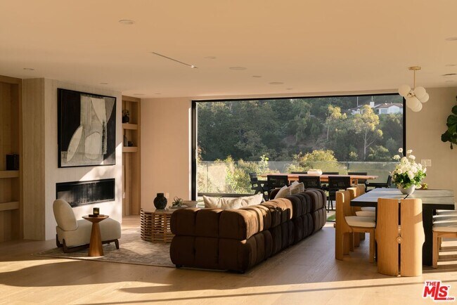 Building Photo - 2608 Zorada Dr