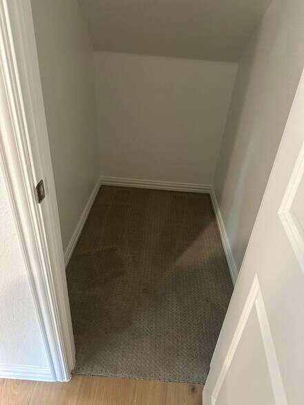 Building Photo - 613 Florence Trl