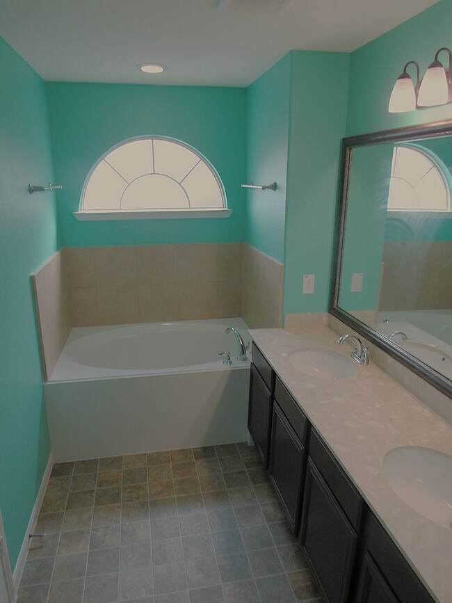 Building Photo - Conveniently located townhome in gated com...