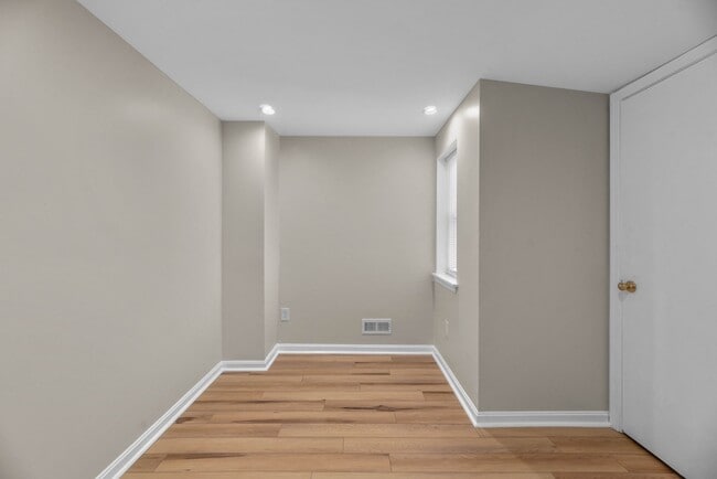Building Photo - 2042 E Fayette St