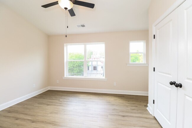 Building Photo - Beautiful 3BR 3.5BA Townhome w/ Full Appliance Kitchen Garage Parking in West End