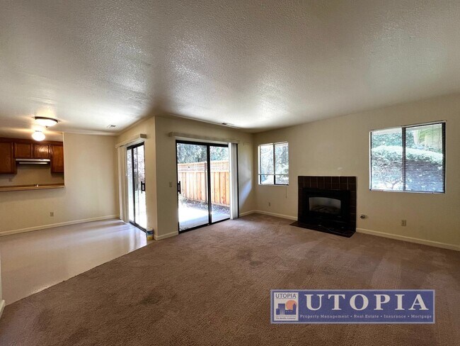 Building Photo - Charming 3 Bedroom, 2-bathroom Townhouse v...