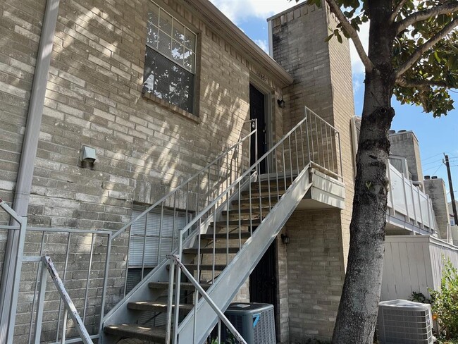 Building Photo - 10637 Braes Bend Dr