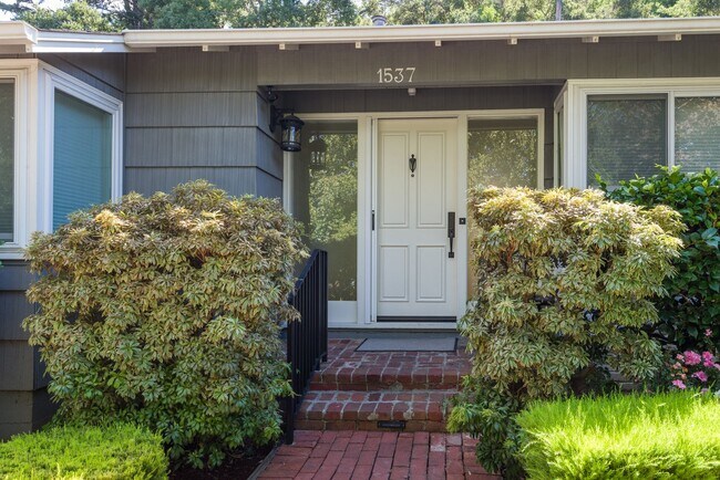 Building Photo - Custom Remodeled Ranch Home in Park-like S...