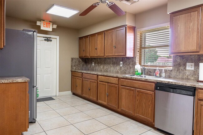 Building Photo - 9870 Pecan Tree Dr